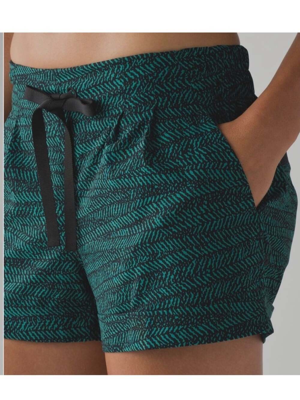Lululemon Spring Break Away Shorts II in Hunter Green Mini Trax - Size 6